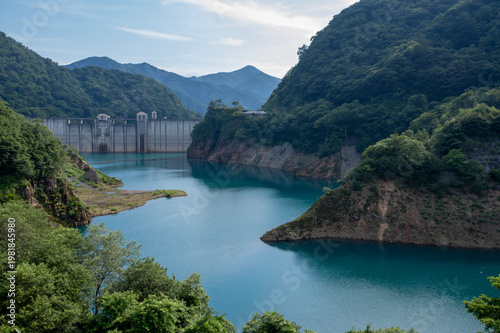 初夏の奥四万湖、四万ブルーの湖面と新緑の山々