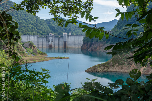 初夏の奥四万湖、四万ブルーの湖面と新緑の山々