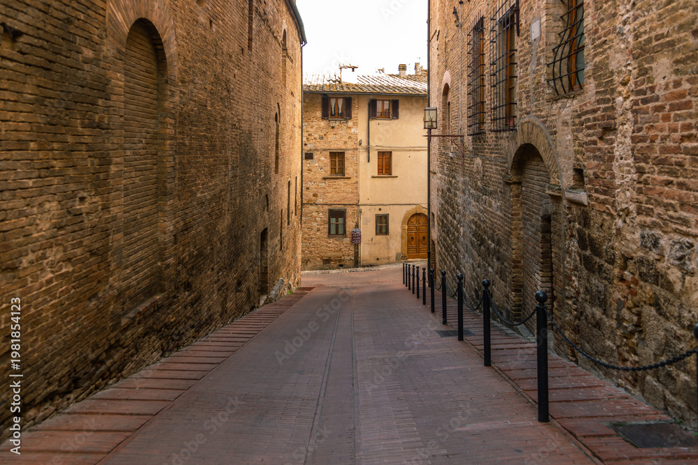 Fototapeta premium Mediaeval street in San Gimignano, Tuscany, Italy.