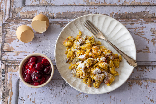 Kaiserschmarrn mit Mohn und Kirschgrütze aus Südtirol