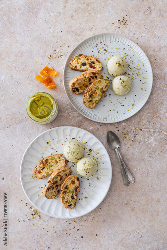 Biscotti mit Trockenfrüchten und Pistazieneis aus Süd-Italien