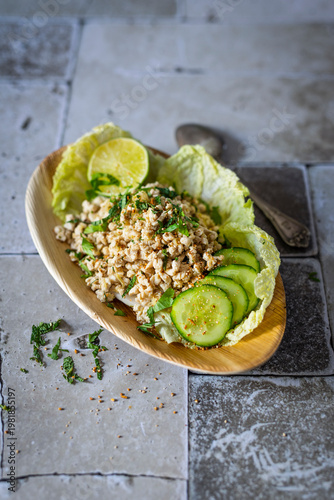 Salat mit Hähnchenfleisch aus Thailand (Laab Gai) mit geröstetem Reis