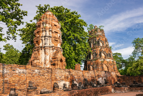 Schilderij op canvas Ancient ruins of Wat Mahathat temple in Ayutthaya Historical Park, Thailand