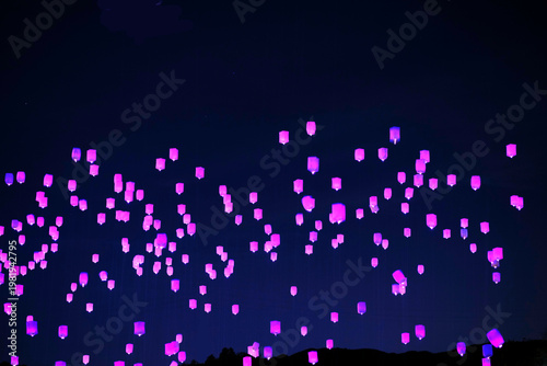 Wallpaper Mural 夜空に浮かぶ桜色のランタン Torontodigital.ca