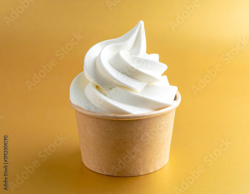 カップに入った真っ白なバニラ味のソフトクリーム・アイスクリーム　夏のひんやりスイーツ