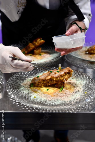 chef elaborando postre con ingredientes como torta crujiente de anís y manipulando los alimentos