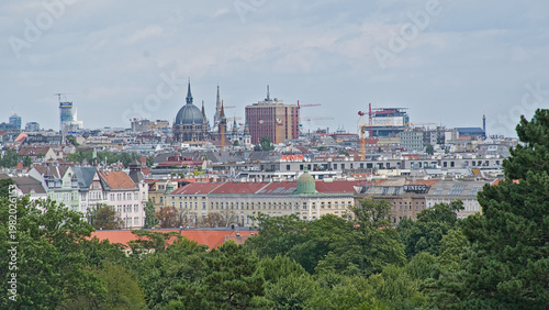 Φωτογραφία cityscape of Vienna, view from the park of Schonbrunn palace