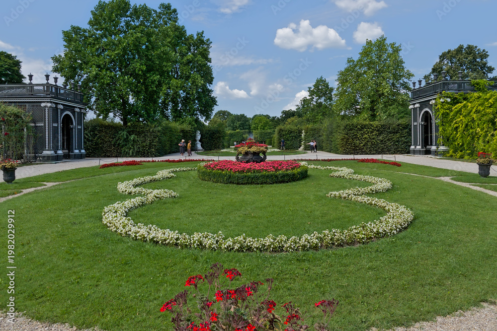 Obraz premium Flower beds and pavilions in the gardens of Schonbrunn palace, vienna, Austria 