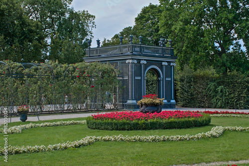 Schilderij op canvas Flower beds and pavilions in the gardens of Schonbrunn palace, vienna, Austria