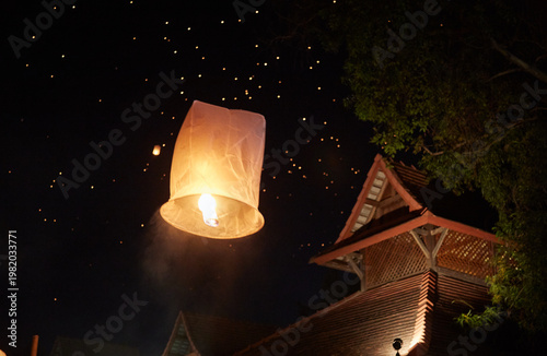 Foto The lanterns of Yi Peng and Loi Krathong, celebrated in Chiang Mai each November