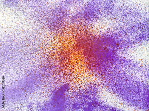 Fondo abstracto con densas salpicaduras de pintura en tonos morado y naranja sobre blanco