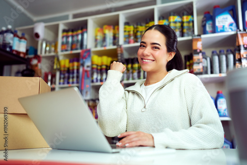 Bild auf Leinwand Happy Latina Small Business Owner Celebrating Online Sale Using Laptop in Auto P