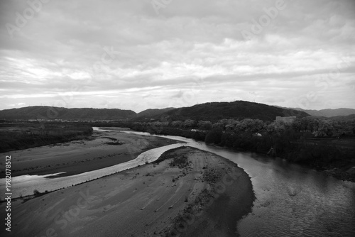 空と山と川（モノクロ）