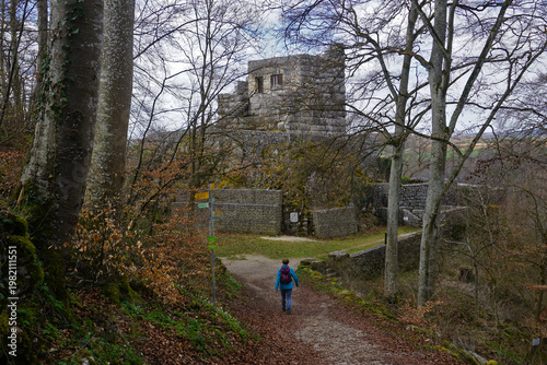 Wandern bei der Ruine Hohengundelfingen im Lautertal; Schwäbische Alb; Baden Württemberg; Deutschland