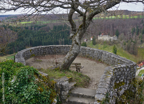 Blick von der Ruine Hohengundelfingen im Lautertal zur Ruine Niedergundelfingen; Schwäbische Alb; Baden Württemberg; Deutschland