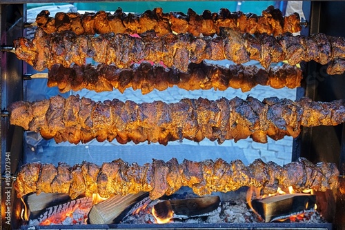 gera, deutschland - fleischspieße an einem traditionellen mutzbratenstand 