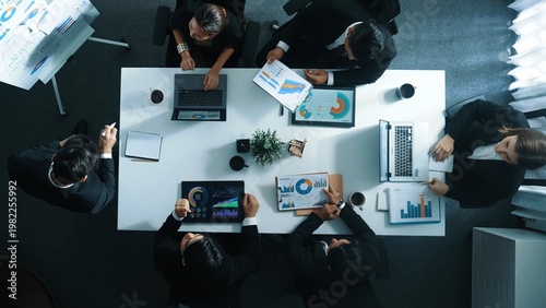 Foto Top down aerial view of manager standing and present business plan to skilled investor
