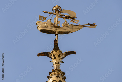 Tableau sur toile On roof of the Royal Palace are statues of Peace (center), Prudence and Justice and weather vane in shape of an old Dutch ship - cog (after restoration)