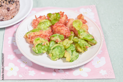 そら豆とカニカマの天ぷら