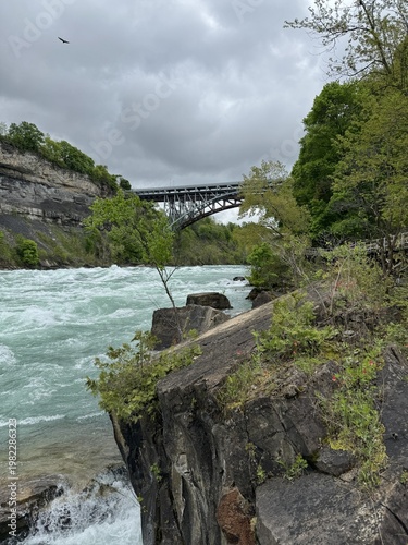 Εκτύπωση καμβά Niagara River whitewater rapids churning through rocky gorge with steel bridge o