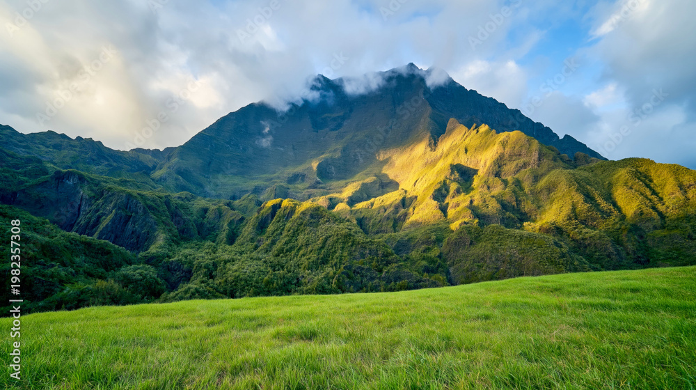 Obraz premium Lush green mountain landscape with rolling hills