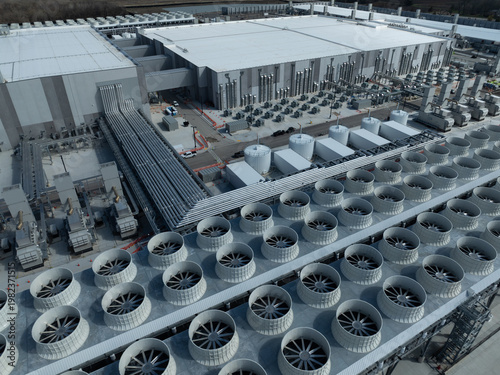 Foto Aerial close-up of an AI data center showing large-scale cooling fans, pipelines, and industrial infrastructure powering high-performance computing operations