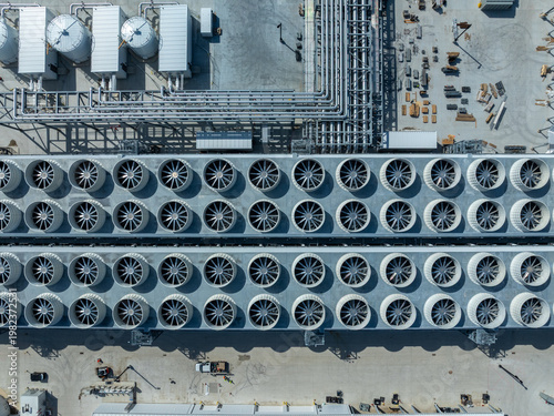 фотографія Top-down aerial of an AI data center with extensive cooling fans, piping, and infrastructure, highlighting large-scale computing, thermal management, and industrial technology systems