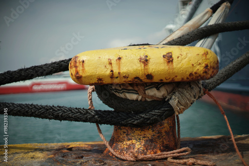 Quadro su tela mooring rope at the port where ships are tied