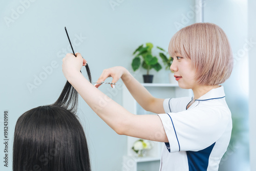 美容師、美容院、ヘアサロン、ヘアカット、ヘアスタイリスト、スタッフ、専門学校、スクール、学生、美容学生、ユニフォーム、資格、免許、仕事、転職、就職、女性、日本人、若い、20代、金髪、ハイトーン、ギャル、美容室、サロン、理髪店、ファッション、ヘアケア、ヘアアレンジ、ヘアスタイル、パーマ、カット、ハサミ、シザース、コーム、スキル、美容、専門学校生、学校、レッスン、教室、練習、勉強、トレーニング、従業員