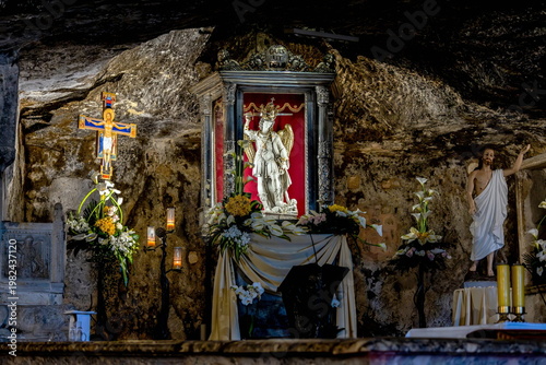 Photography Statua di San Michele Arcangelo nel Santuario di Monte Sant'Angelo ( Gargano , F