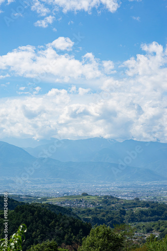 夏の山梨県中央市と南アルプス市と街並み