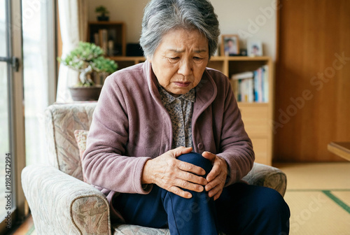 膝を抱えて痛がる高齢女性 シニア 膝の悩み Generative AI