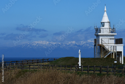 江差鴎島灯台と残雪の山