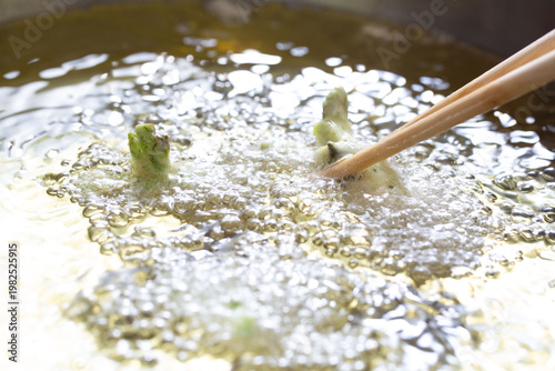 天婦羅　油　天ぷら　タラの芽
