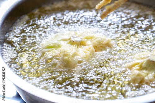 天婦羅、　フキノトウの天ぷら、 料理風景