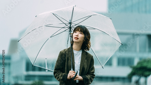 Foto 雨の日に傘をさす日本人女性・ビジネスウーマンのイメージ, Japanese Businesswoman with Umbrella on Rainy Day