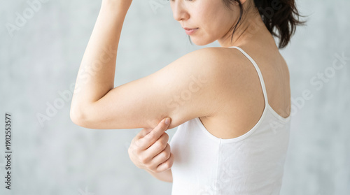 二の腕のたるみ・贅肉を気にする女性 ダイエットの悩み