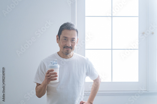 プロテイン、水分補給、シニア、男性、ジム、トレーニング、スポーツドリンク、エクササイズ、フィットネス、運動、健康、ヘルスケア、ミドルエイジ、中高年、中年、日本人、ミドル、おじさん、50代、60代、元気、健康食品、サプリメント、アミノ酸、明るい、爽やか、スタジオ、アンチエイジング、エイジングケア、美容、サロン、筋トレ、筋肉、筋力、栄養、メンズ、スポーツ、コピースペース、広告、老化、疲労回復、ボトル、