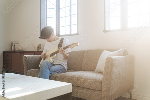 ギターを弾く若い男性