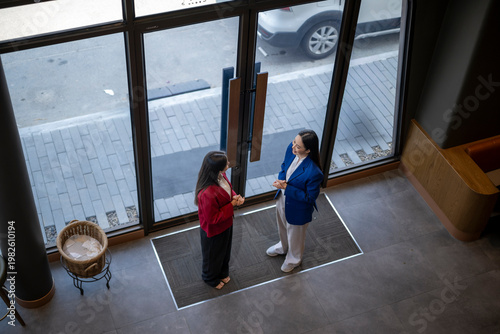 Tableau sur toile Businesswomen meeting and greeting at office lobby entrance
