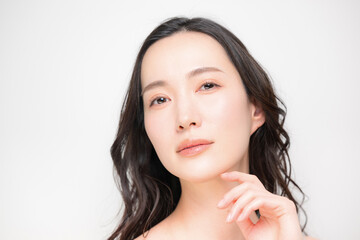 Papier peint photo Salon de beauté ロングヘアの大人の綺麗なデコルテや首の女性の透明感のある女性の美肌ポートレートナチュラルメイク美容スキンケアカメラ目線  © kapinon
