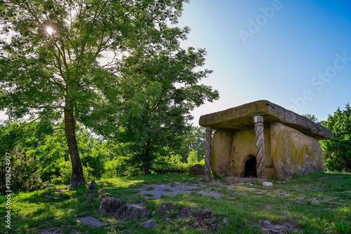 Foto Ancient Adyghe dolmen Tor in the rays of the evening sun, Krasnodar region of Ru
