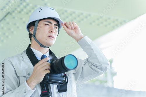 Wallpaper Mural カメラで現場の撮影をする作業員 Torontodigital.ca