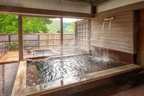 湯気の立つ気持ちのいい温泉