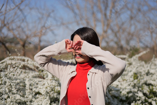 Photos 花粉症で目をこする女性