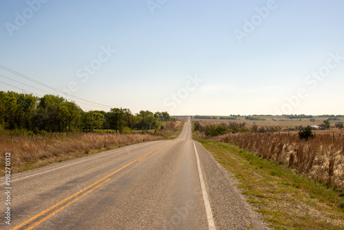 Tableau sur toile Rural highway crossing the plains