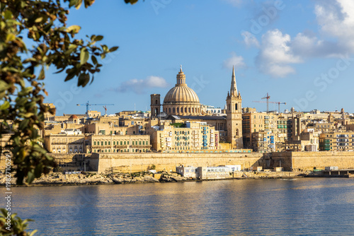 Tableau sur toile Valletta Skyline with Carmelite Basilica Dome and St Pauls Cathedral Across Mars