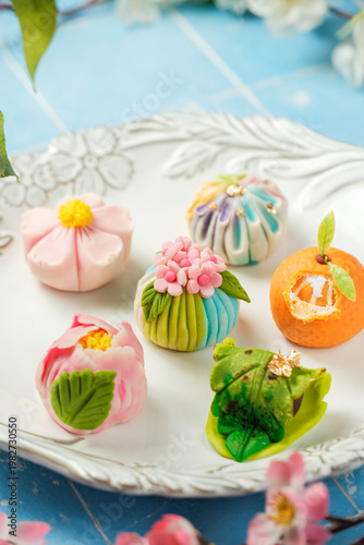 Foto Wagashi nerikiri is a type of Japanese sweet that has a beautiful shape
