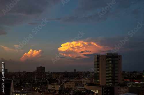 夕日に照らされて美しく輝く積乱雲