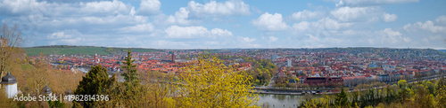 Panoramablick von der Wallfahrtskirche Käppele auf das historische Zentrum von Würzburg, Bayern, Deutschland